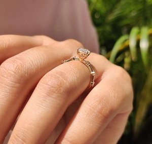 Anillo de Compromiso con Diamante Cultivado en Laboratorio, Corte Cojín, Oro Amarillo de 14K, Anillo de Boda con Piedras Laterales de Corte Redondo para Mujer, Joyería Fina - Product Image 3