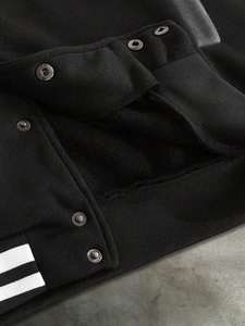 Premium invierno acolchado clásico Varsity chaqueta Unisex negro 100% algodón Cuerpo gris mangas rayas costilla puños bajo MOQ personalizado - Product Image 4