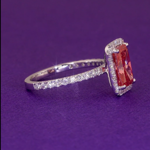 แหวนเพชรทรงคลาสสิกสีชมพูสดใส ประดับด้วยเพชรเลี้ยงในห้องปฏิบัติการ ระดับหรูหรา คุณภาพสูง ตัวเรือนทองคำขาว 18K น้ำหนัก 2.92 กะรัต ได้รับการรับรองจาก IGI สำหรับสุภาพสตรี - Product Image 2