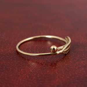 Bague en laiton plaqué or 18 carats pour femme, motif feuille délicat, style minimaliste, nature - Product Image 2