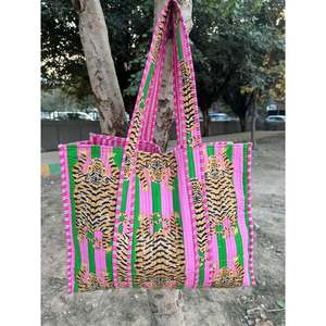 Bolso Tote Extra Grande Acolchado de Algodón, Ecológico, Reversible, Tipo Weekender, con Asa para Hombro, Disponible en Rosa y Verde, con PVC Abierto, Ideal para Compras - Product Image 1