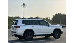 GCC 2024 General Gasoline Left Hand <b>Drive</b> Leather Seats Dark Interior ACC Cruise Control Sedan 4.5L Automatic Panoramic Sunroof - Product Image 5