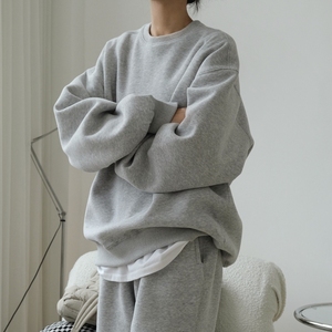 Sweat-shirt à col rond doublé en polaire de haute qualité avec logo personnalisé en relief, lourd, respirant, surdimensionné, pour femmes - Product Image 1