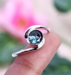 Bague faite à la main en argent Sterling massif 925 bijoux en pierres précieuses en argent Sterling 925 topaze bleue bague Spinner bijoux naturels bague pour filles - Product Image 3