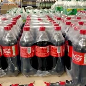Coca <span class=keywords><strong>Cola</strong></span> Botella de <span class=keywords><strong>1</strong></span> Litro Refresco Carbonatado Original al por mayor para Venta Minorista Catering y Exportación Global
