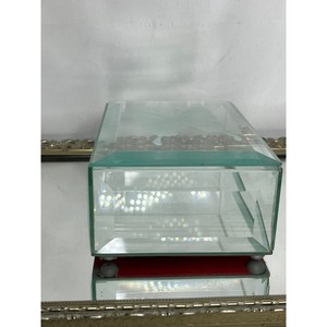 Fournit directement une boîte à bijoux vintage à couvercle en verre taillé en miroir avec un design de papillon givré - Product Image 5