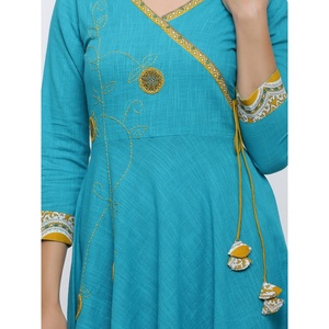 ชุดอินเดียแบบอนาร์กาลี คุรตะ ผ้าคอตตอนผสมลายคาลัมคารี ปักลายคันธา พร้อมเลเฮนกา ชอลี และซาร์วาร์ ซารี สีเขียวอมฟ้า - Product Image 3