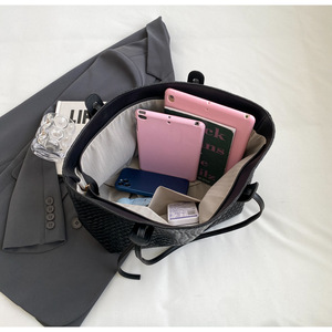 Title: Stylish Woven <b>Tote</b> <b>Bags</b> Set in Neutral Tones Perfect for Everyday Use and Fashionable Outings - Product Image 4