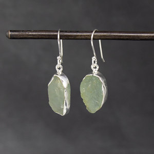 Nouvel arrivage de superbes boucles d'oreilles pendantes en forme d'aigue-marine brute avec crochet en argent sterling 925 massif avec placage à l'or pour les fêtes de mariage - Product Image 1