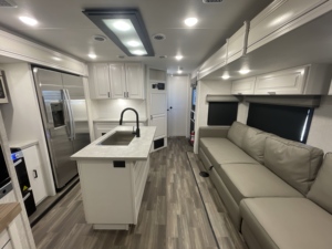 Remolque Compacto Moderno Tipo Lágrima para RV, Caravana Europea de Lujo de Aluminio para Viajes, RV Todoterreno para Campamentos al Aire Libre - Product Image 4