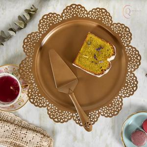 Support à gâteau en métal élégant avec des courbes raffinées, rehausse l'exposition des gâteaux pour les occasions spéciales - Product Image 6