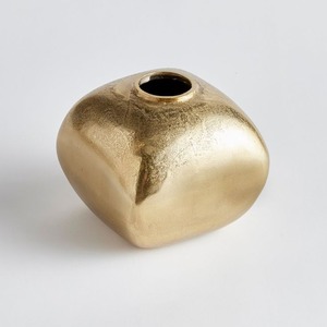Elegante florero de metal en relieve para mesas de lujo y decoración del hogar con características de diseño atemporales - Product Image 2