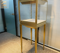 Vitrine à bijoux verticale avec éclairage LED, vitrine en verre hautement transparent, cadre en titane doré, design cubique, écologique