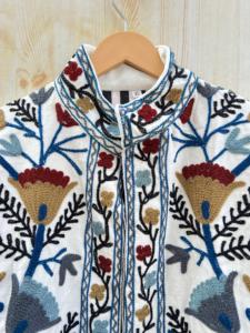 เสื้อโค้ทกำมะหยี่ปักมือสไตล์อินเดีย เสื้อแจ็คเก็ตบุผ้าสำหรับฤดูหนาว เสื้อโค้ทดีไซน์ใหม่สำหรับผู้หญิง ของขวัญเทศกาลคริสต์มาส - Product Image 2