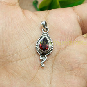 Pendentif Goutte d'Eau en Grenat Rouge Naturel, Argent Sterling 925 Fait Main, Style Bohème Vintage Tribal, Pendentif en Pierre Précieuse en Argent Oxydé, Bijou - Product Image 5