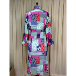 Vestido Kimono Bohemio Chic Vintage de Seda Reciclada para Mujer, Ideal para la Playa, el Resort, el Hogar o como Cubrebañador - Product Image 3