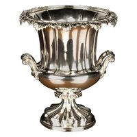 Trofeo de metal de calidad excepcional con una superficie de alto pulido y opciones de grabado personalizadas para cualquier logro