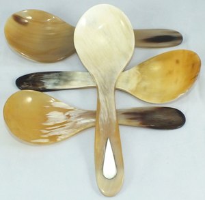 Cuillère en corne de buffle pour usage multiple, cuillère en corne artisanale pour servir les aliments à la maison, cuillère en corne finie à la main pour cuisines gastronomiques - Product Image 1