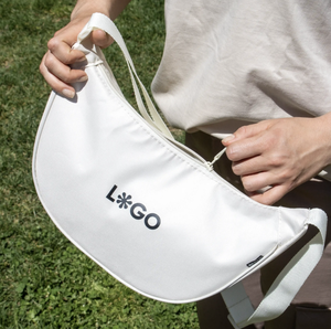 Sac banane blanc Style moderne rPET Sac cadeau durable personnalisé - Product Image 6