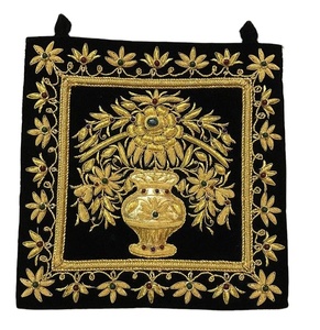 Tapiz de Pared con Diseño de Joyas Reales Hecho a Mano por Zari, para Decoración del Hogar o como Pieza de Arte de Tela de Lujo para Regalos - Product Image 1