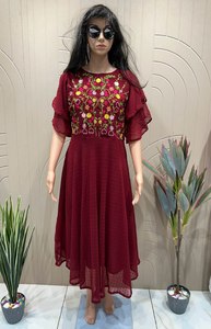 Vente chaude fantaisie manches motif avant côté broderie col rond genou longueur Kurti pour événement sortant et festif spécial à vendre - Product Image 3