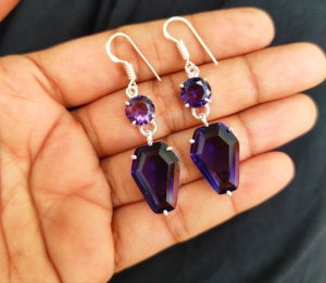 Vente en gros de boucles d'oreilles en laiton plaqué or avec améthyste et perles, faites à la main en forme de cercueil, style bohème, prix d'usine - Product Image 3