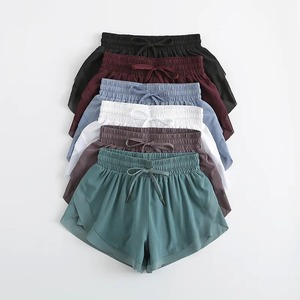 Short chaud en maille respirante pour femmes Pantalon d'entraînement à séchage rapide avec poches extérieures à cordon de serrage taille basse Pièce unique incluse - Product Image 5