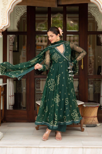 Conjunto de Kurti Angrakha de Georgette Bandhej Verde Botella Gulabi Galiyan |   Dupatta de Georgette y Pantalones con Lentejuelas |   Ropa Étnica Festiva - Product Image 4