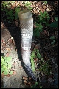 Taza de cerámica de cuerno vikingo festivo hecho a mano para hidromiel y cerveza para fiestas navideñas y alegrías navideñas - Product Image 4