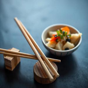 Baguettes en bambou légères et réutilisables Design élégant et durable pour les repas asiatiques authentiques et la cuisine de tous les jours - Product Image 4
