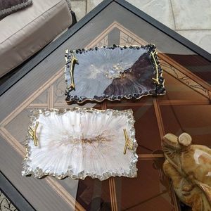 Plateau en résine avec poignées en métal conçu pour la décoration moderne du salon servant le petit déjeuner boissons collations ou desserts - Product Image 3