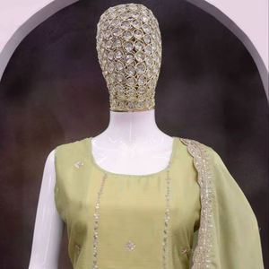 ชุดชาราราผ้าไหมหรูหราในโทนสีอ่อนนุ่ม พร้อมงานปักและประดับเลื่อมอย่างประณีต สไตล์บอลลีวูดสำหรับงานปาร์ตี้ - Product Image 1