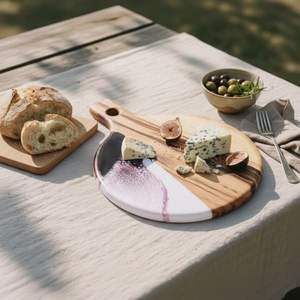 Plato de madera hecho a mano para servir con acabado suave, ideal para entretenimiento en el hogar y presentaciones de comida festiva - Product Image 3