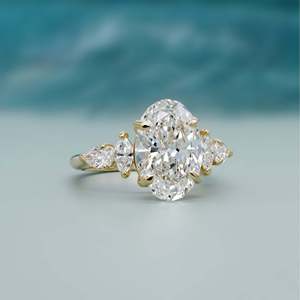 Anillo de Diamantes Ovalado con Piedras Laterales Marquise en Oro Amarillo, Joyería para Compromiso o Boda - Product Image 2