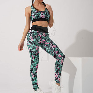 Elegante conjunto de yoga sublimado para mujer que combina estampados coloridos únicos con tela suave y duradera que brinda comodidad - Product Image 6