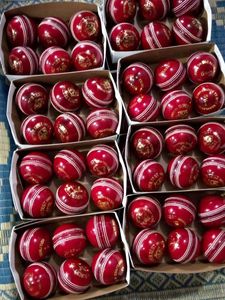 Balles en cuir de cricket de niveau international avec logo sergé personnalisable de haute qualité pour des performances optimales - Product Image 6