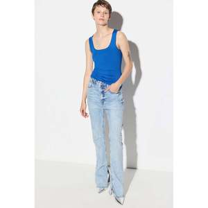 เสื้อยืดคอกลมลำลองพร้อมสายกว้าง โลโก้ด้านหน้า-01009 - Product Image 2