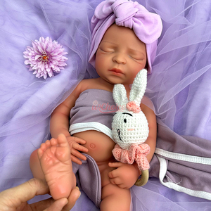 Muñeca Bebé <span class=keywords><strong>Reborn</strong></span> de Silicona de 17 Pulgadas, con Expresión de Enojada, <span class=keywords><strong>Ojos</strong></span> <span class=keywords><strong>Cerrados</strong></span>, Muñeca Bebé Niña Dormida, Muñeca con Expresión de Enojada - Product Image 1