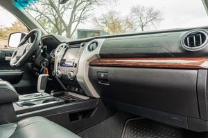 Usado cuidadosamente 2015 para Tundra Limited CrewMax 5.7L Turbo FFV 4WD Asientos de cuero automáticos R18 Neumáticos Techo solar panorámico - Product Image 3