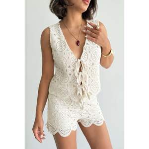 Chaleco Corto de Encaje con Lazos Delanteros para Mujer al por Mayor - Product Image 2