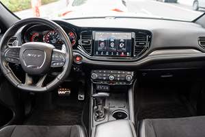 SUV Usada de Alto Rendimiento, Tamaño Completo, 2023, Motor V8 de 6.4L, Ajuste Deportivo, Tracción en las Cuatro Ruedas y Características Premium, Sin Accidentes - Product Image 5