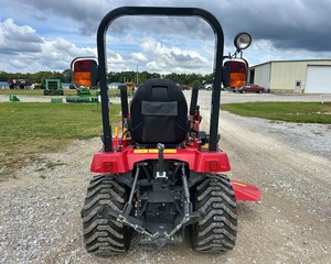 รถแทรกเตอร์ล้อยางขนาดเล็กสีแดง ปี 2024 เครื่องยนต์ดีเซล 20 แรงม้า ยี่ห้อ Massey Ferguson รุ่น GC1725M พร้อมที่ตักด้านหน้า ระบบขับเคลื่อน 4 ล้อ สำหรับงานเกษตร ใช้ระบบเกียร์ขับเคลื่อน - Product Image 5