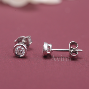 ต่างหูเพชรทรงกลมฝังแบบ Bezel Set ได้รับการรับรองจาก IGI ผลิตจากเพชรเลี้ยงในห้องปฏิบัติการ เงินแท้ S925 ดีไซน์มินิมอล - Product Image 3
