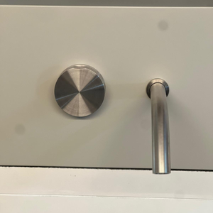 CEA Design GIO195 Mitigeur de lavabo de salle de bain monotrou en acier inoxydable avec bouton de commande latéral moleté, poignée unique, design moderne - Product Image 5