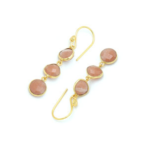 Dua Elegant Unshape Pendientes de mujer con melocotón Piedra lunar Hecho a mano 18K Latón chapado en oro Diseño de gota de moda para bodas - Product Image 2