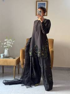 Présentation de la nouvelle collection de créateurs en soie crépue naturelle haut-bas et ensemble Dupatta entièrement cousu prêt à porter - Product Image 4