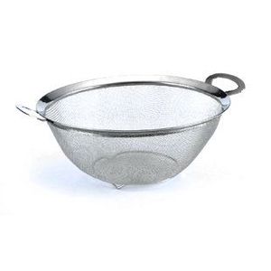 Passoire en acier inoxydable avec poignées ergonomiques pour réduire la fatigue lors du levage et de l'égouttage des pâtes chaudes, des légumes et des tâches de cuisine. - Product Image 5