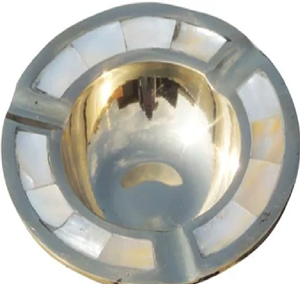 ที่เขี่ยบุหรี่ทองเหลืองขัดเงาทรงกลมที่มีการฝังหอยมุกไว้รอบๆขอบ - Product Image 1