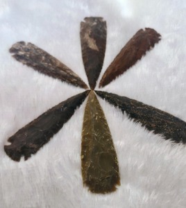 Pointe de flèche en jaspe faite à la main avec finition gunmetal - Product Image 1