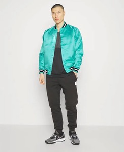 แจ็คเก็ตเบสบอลผ้าซาตินปักลายแบบใหม่สำหรับฤดูใบไม้ผลิ แจ็คเก็ตบอมเบอร์ผ้าซาตินแบบกลับด้านได้ ระบายอากาศได้ดี - Product Image 2